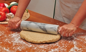 1360973_pizza_making_1.jpg